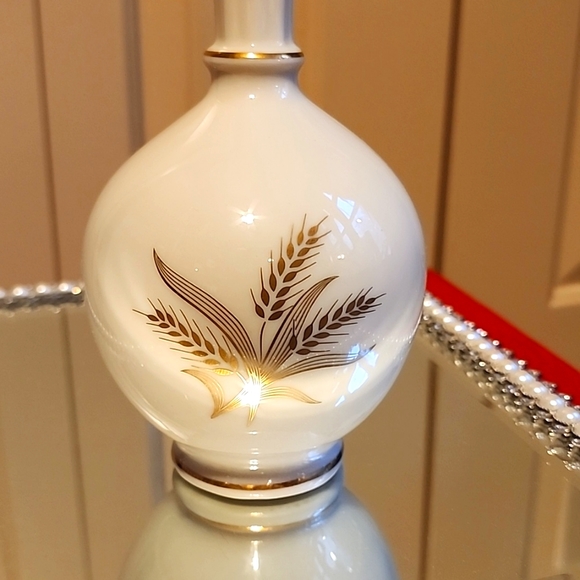 Lenox accents bud vase! - Picture 2 of 5